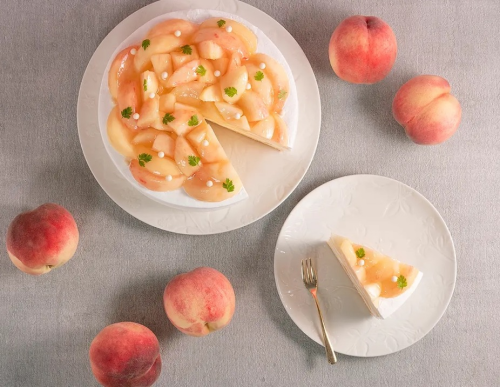 桃のショートケーキ　絶賛発売中です