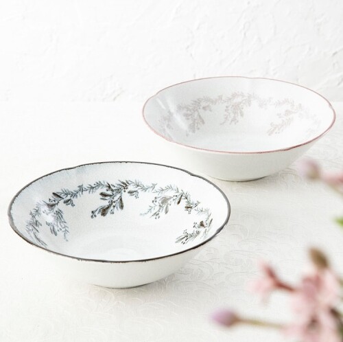 滲んだ絵柄と風合いある釉薬で、他の食器とも馴染む柄物シリーズ🌟