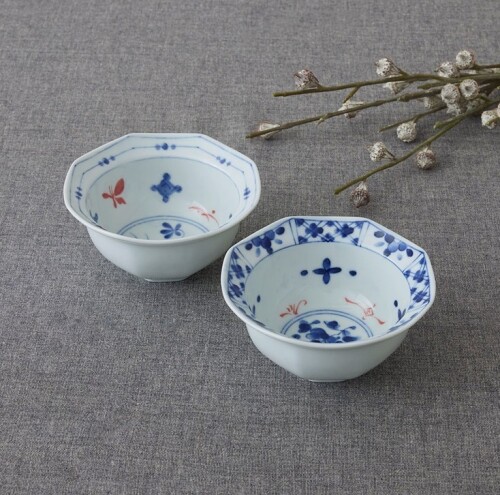 縁起のいい形状と、藍色と赤色の筆絵柄がポイント🌟