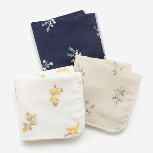 2色の刺繍糸を使用し、野花を表現したハンカチ♡