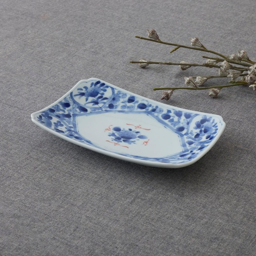 使い勝手のいいサイズの長皿に、藍色と赤色の筆絵柄がポイント🌟