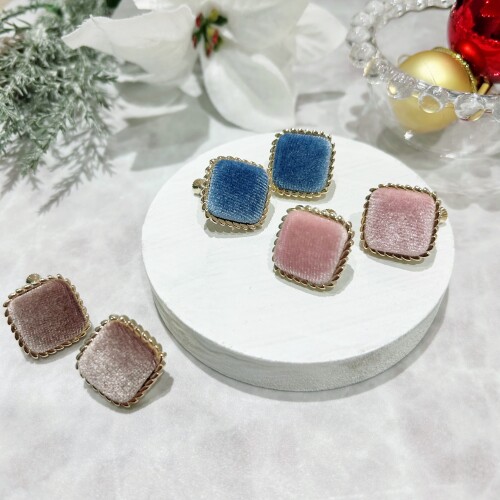 新作ベロアイヤリング💙