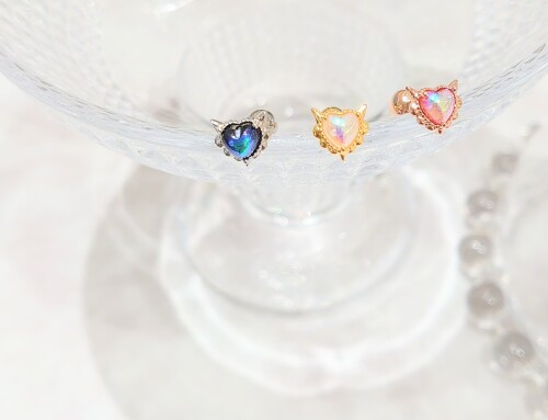 ミニ角がかわいいボディピアス♡