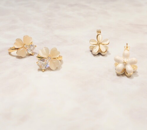 キャッツアイピアス✨✨
