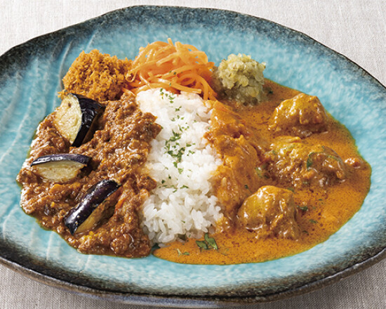 一皿で２種類のカリーが楽しめるハーフ＆ハーフ♪（チキンティッカ＆キーマ）