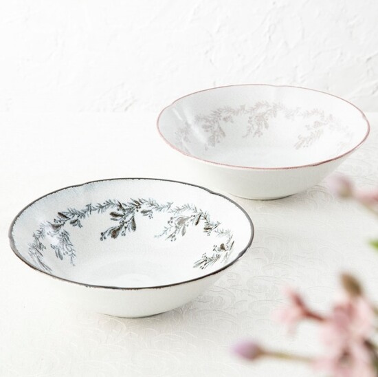 滲んだ絵柄と風合いある釉薬で、他の食器とも馴染む柄物シリーズ🌟