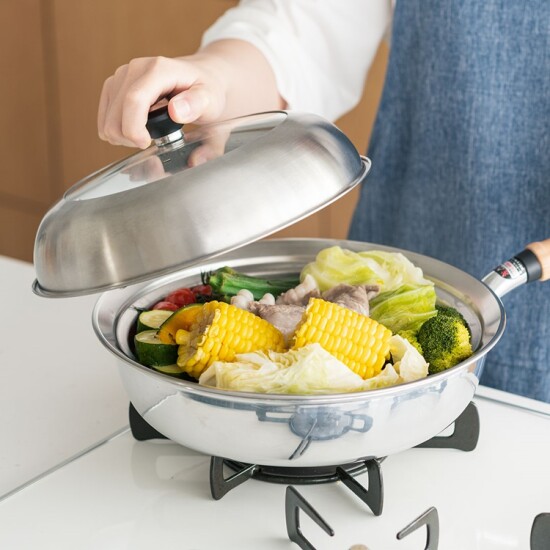 お手持ちのフライパン・鍋にのせるだけで蒸し器になる！