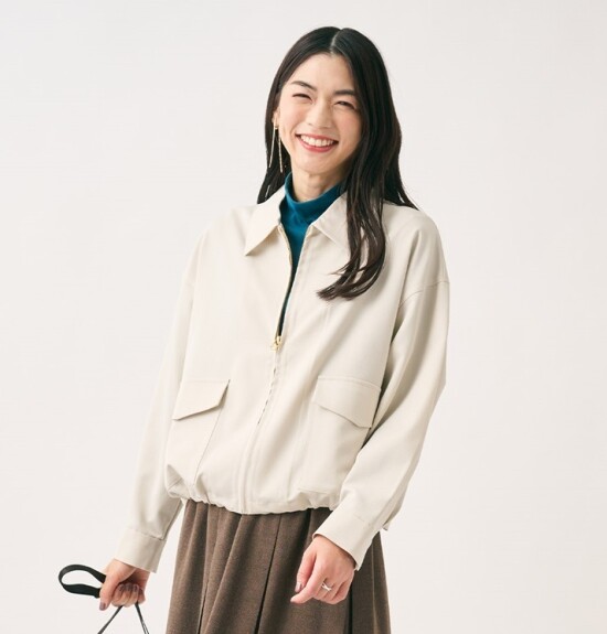 初秋にちょうどいい軽い素材のジップブルゾン🍂
