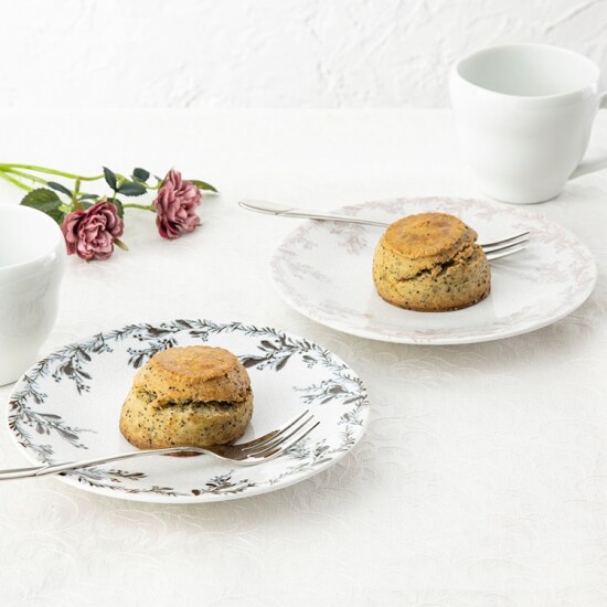 植物の絵柄をアンティーク調に施したプレート🌹