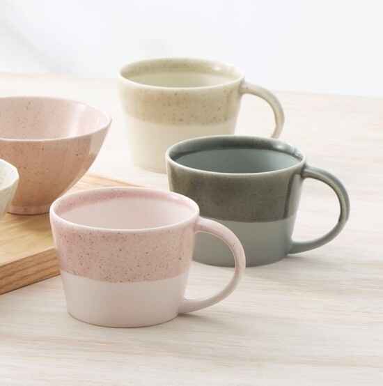 優しいカラーと砂目の釉薬が特徴のシリーズ☕️