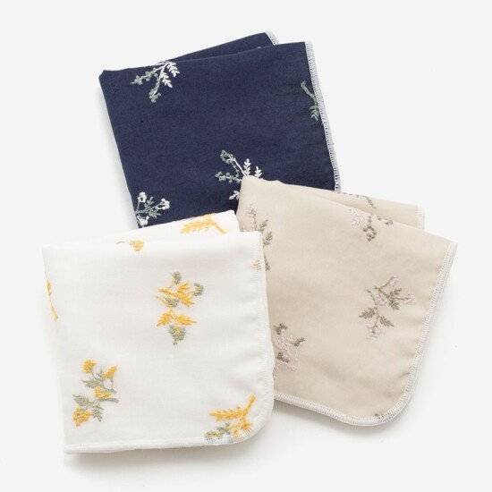 2色の刺繍糸を使用し、野花を表現したハンカチ♡