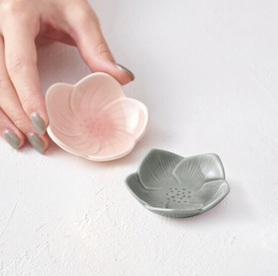 まるで和菓子のように繊細な形と色合いの、小さな豆皿🌸