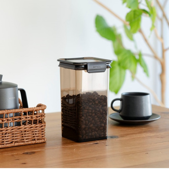 紫外線や湿度から食材を守るキャニスター✨