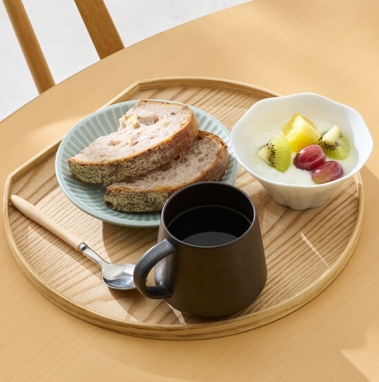 滑りにくくて運びやすく、和洋問わず使える半月トレイ🌙