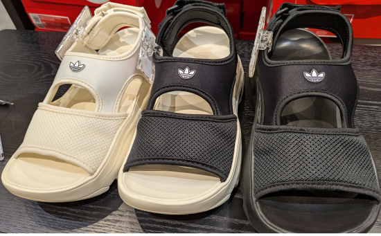 adidasサンダルがSALE価格に★