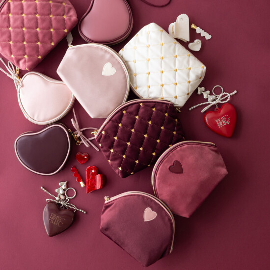 ハートモチーフのポーチ