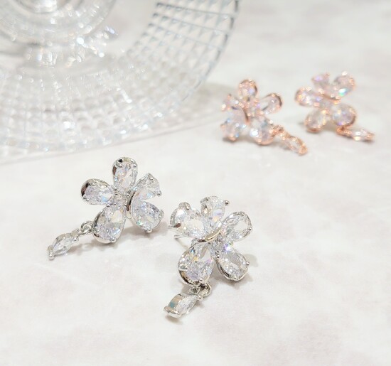 キラキラ可愛い♡キュービックピアス！