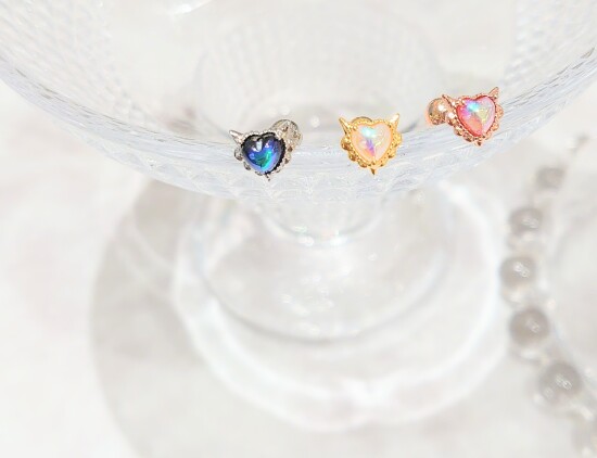 ミニ角がかわいいボディピアス♡