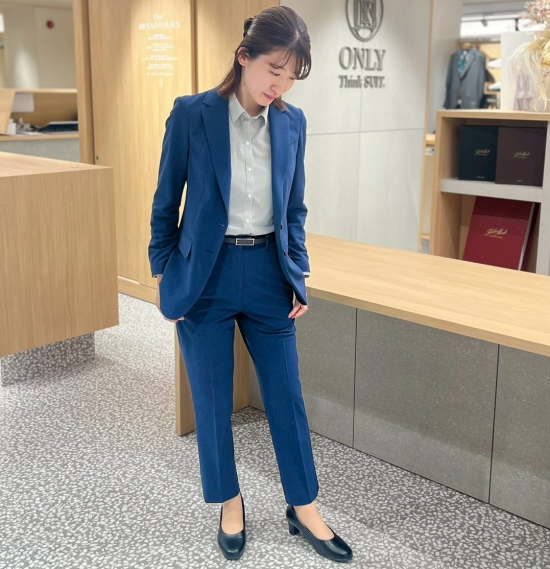 🌷女性のレディーススーツも、お取り扱いしております。